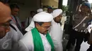 Pimpinan FPI, Muhammad Rizieq Shihab usai menjalani pemeriksaan di Bareskrim, Jakarta, Rabu (23/11). Pemeriksaan beragendakan melengkapi berkas sebelumnya di tingkat penyelidikan. (Liputan6.com/Immanuel Antonius)