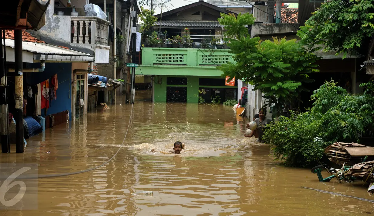 Kondisi pemukiman warga yang terkena banir di kawasan Rawajati, Jakarta, Selasa (8/3/2016). Akibat banjir kiriman dari Bogor, ratusan rumah di kawasan Rawajati Kalibata terendam hingga kedalaman 120cm. (Liputan6.com/Helmi Fithriansyah)