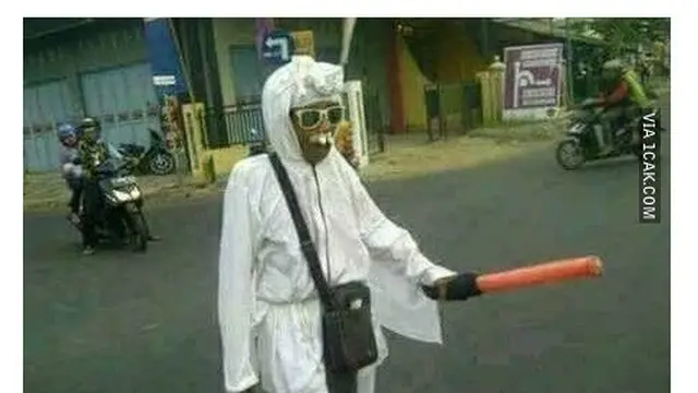 6 Tingkah Tukang Parkir Ini Kelewat Nyeleneh, Bikin Ngakak