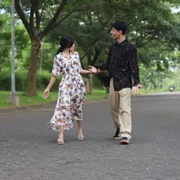 Ilustrasi sepasang teman bergurau. (Foto: Fimela.com/ADHIB)
