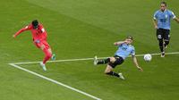 Pemain Korea Selatan,&nbsp;Son Heung-min (kiri) menendang bola ke gawang&nbsp;Timnas Uruguay dalam laga perdana Group H Piala Dunia 2022 yang berlangsung di Education City Stadium, Qatar, Kamis (24/11/2022). (AP Photo/Pavel Golovkin)