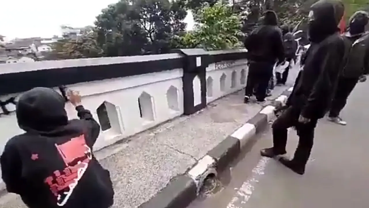 Warga Malang Geram ke Kelompok Baju Hitam yang Rusak Cagar Budaya saat May Day