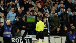 Gol pertama Vinicius dilesatkan dari titik putih setelah wasit meninjau VAR. Bernardo Silva kedapatan menggunakan tangannya untuk menghalau bola yang akan masuk ke gawang timnya. (AP Photo/Dave Thompson)