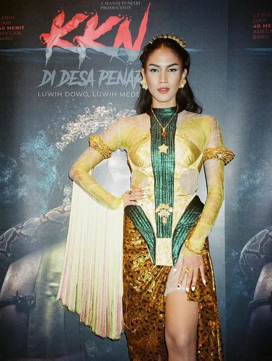 Penampilan ala ningrat Aulia Sarah yang memadukan kebaya modifikasi-nya dengan gelang lengan Subeng Klasik sebagai aksesori. [@subengklasik].