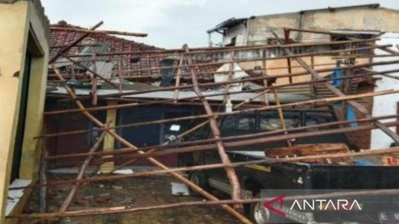 242 Rumah Rusak Akibat Angin Puting Beliung Cirebon, BPBD Lakukan Pendataan