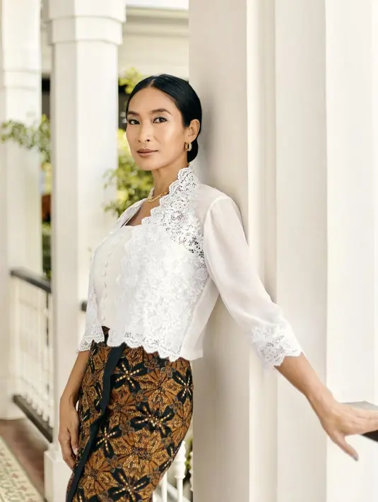 Kali ini, kebaya hadir dengan cutting crop yang semakin cantik dengan paduan renda. [Foto: Happy Salma/ Instagram]