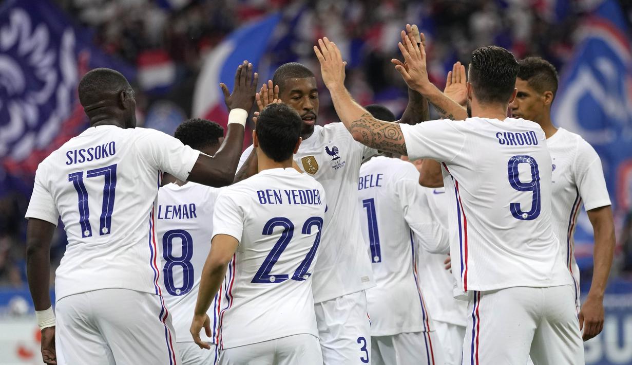 Para pemain Prancis merayakan gol yang dicetak oleh Olivier Giroud ke gawang Bulgraria pada laga uji coba terakhir jelang Euro 2020 di Stade de France, Rabu (9/6/2021). Prancis menang dengan skor 3-0. (AP/Francois Mori)