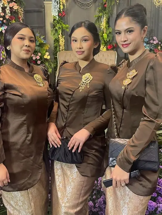 Hana Saraswati tampil berbeda dari yang lain dengan memilih kebaya model janggan yang memiliki kerah puffy. Sentuhan desain ini memberikan kesan tegas dan berkelas, mencuri perhatian di antara para bridesmaid lainnya. [@hanahaho].