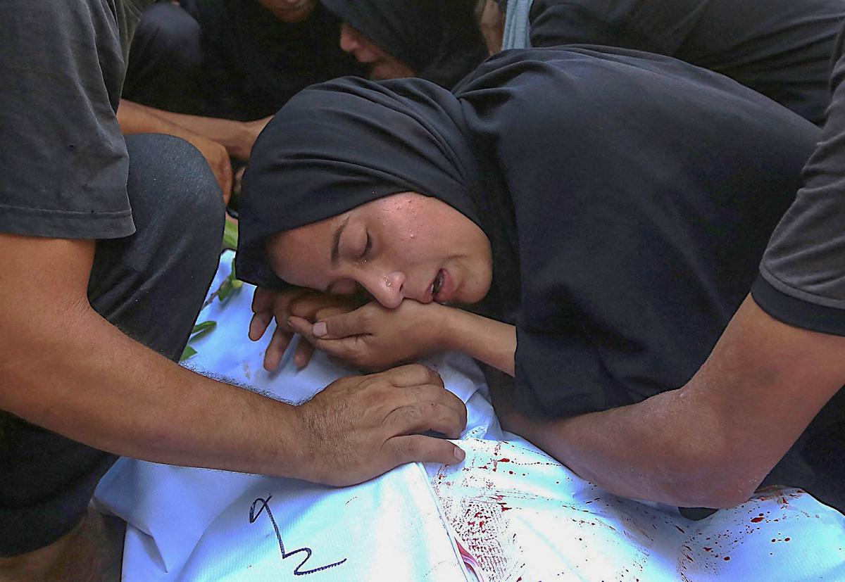 FOTO: Ratapan Pilu di Gaza, Serangan Dekat Pusat Bantuan Tewaskan Puluhan Warga Palestina