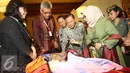 Ketum Dekranas, Mufidah Jusuf Kalla (kedua kanan), Gubernur BI Agus Martowardojo (ketiga kanan), meninjau stand peserta pameran bertajuk Karya Kreatif Indonesia di Jakarta, Jumat (26/8). (Liputan6.com/Immanuel Antonius)