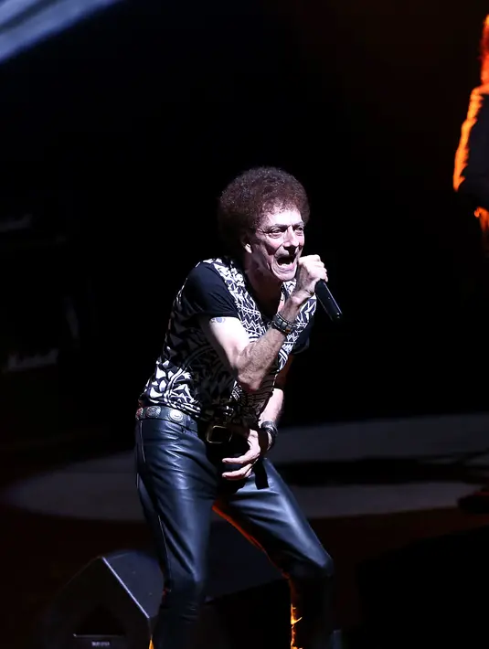 God Bless membawakan mega hits 'Rumah Kita' dan 'Panggung Sandiwara' sekaligus menjadi suguhan terakhir yang manis dari Achmad Albar dan kawan-kawan yang mampu membuat emosi penonton memuncak. (Galih W. Satria/Bintang.com)