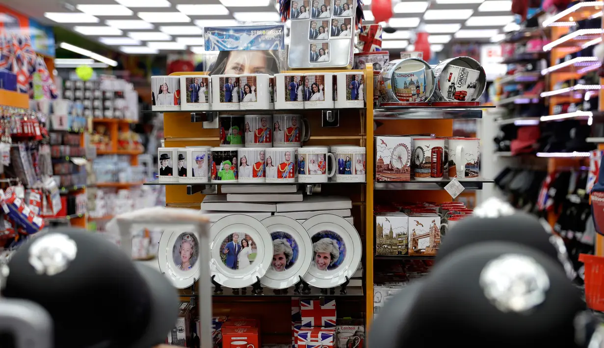 Penampakan suvenir pernikahan Pangeran Harry dan Meghan Markle yang dijual di sebuah toko di London, Inggris, Rabu (28/3). Pangeran Harry dan Meghan Markle direncanakan akan berbulan madu ke Namibia, Afrika. (AP Photo/Matt Dunham)