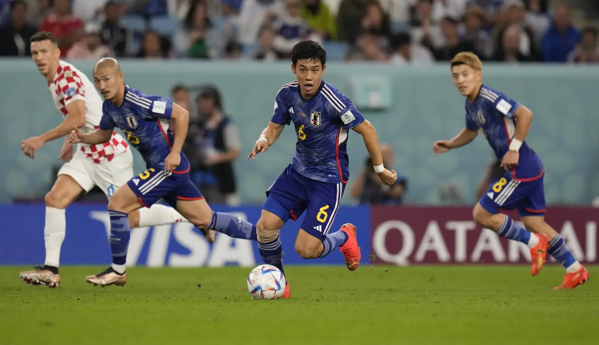 <p>Pemain Jepang,&nbsp;Wataru Endo menggiring bola saat laga 16 besar Piala Dunia 2022 melawan Jepang yang berlangsung di Al Janoub Stadium,&nbsp;Senin (05/12/2022). (AP/Alessandra Tarantino)</p>