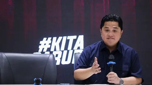 Ketua Umum PSSI, Erick Thohir memberikan keterangan kepada wartawan saat konferensi pers perihal Satgas PSSi yang berlangsung di GBK Arena, Senayan, Jakarta, Jumat (28/04/2023). (c) Bola.com/Bagaskara