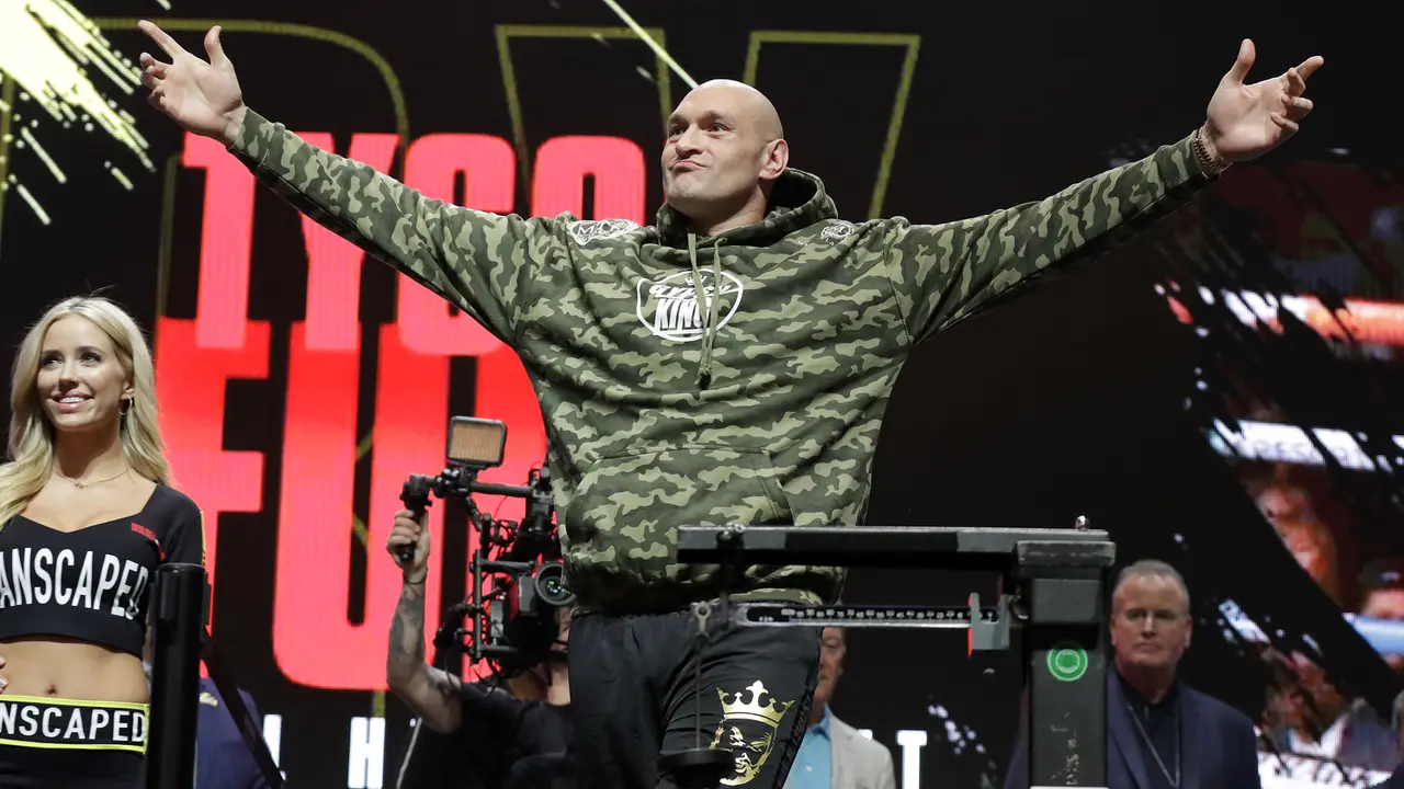 Tyson Fury dan Deontay Wilder Saling Ejek Saat Timbang Badan