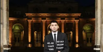 Zayn Malik tampil luar biasa dengan jas yang dilengkapi dengan typography penuh pesan. Ia hadirkan jas dan kemeja nuansa warna basic. [Foto: Valentino]