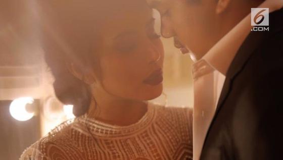 VIDEO: Siapkan Baju Pengantin, Hubungan Asmara Awkarin Malah Kandas?