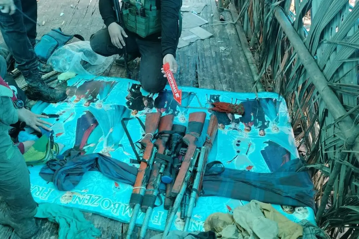 Barang bukti yang diamankan usai kontak tembak antara KKB Papua dengan petugas TNI-Polri. (dok Polri)