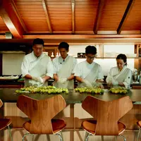 Menikmati fine dining Korea Selatan dengan furnitur Skandinavia (Fritz Hansen)