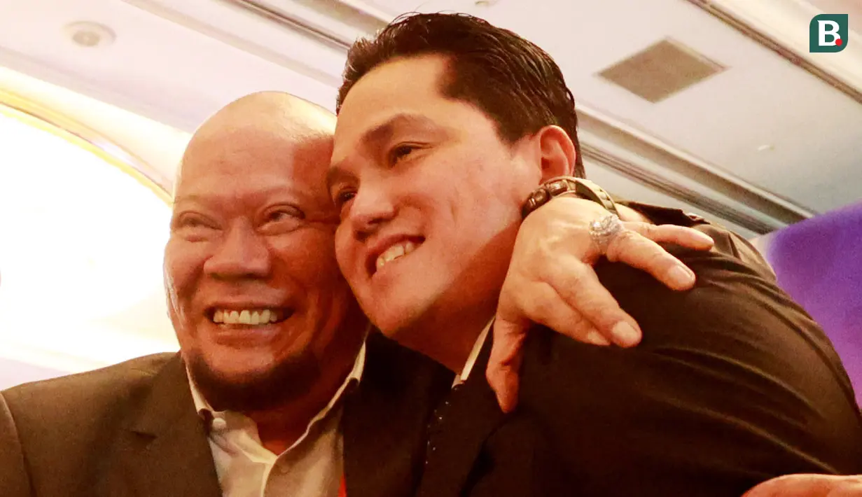 Dua calon ketua PSSI, Erick Thohir dan La Nyalla Mahmud Mattalitti, berpelukan saat Kongres Luar Biasa (KLB) PSSI di Hotel Shangri-La, Jakarta Pusat pada Kamis (15/2/2023). Keduanya tampak bercanda, tertawa hingga berpelukan. (Bola.com/M Iqbal Ichsan)