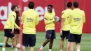 Pemain Barcelona saat mengikuti sesi latihan di Ciutat Esportiva Joan Gamper, Sant Joan Despi, Selasa (9/6/2020). Barcelona gelar latihan jelang menghadapi Mallorca pada 13 Juni mendatang. (AFP/Handout/FC Barcelona/Miguel Ruiz)