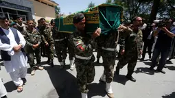 Tentara Nasional Afghanistan (ANA) membawa peti mati wartawan Zabihullah Tamanna dengan rekannya David Gilkey di sebuah rumah sakit di Kabul, Afghanistan (7 /6/2016). Tamanna merupakan seorang jurnalis yang sangat baik. (REUTERS/Omar Sobhani)