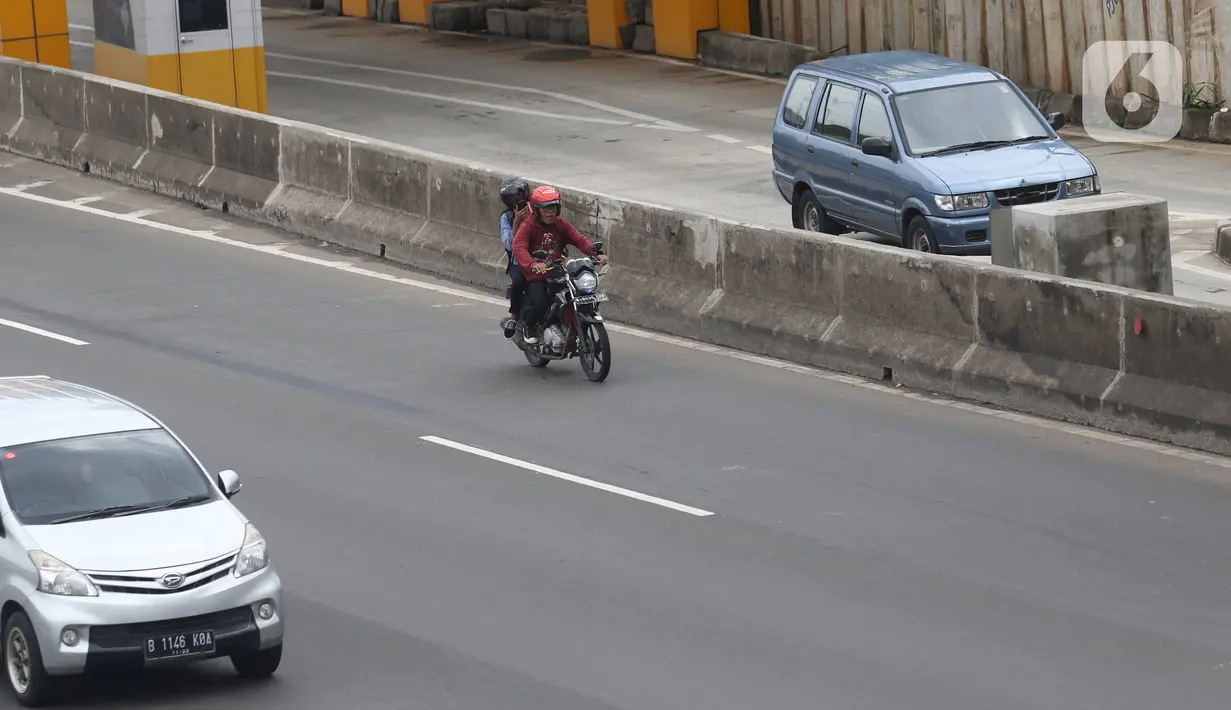 Sepeda motor melintasi Tol Karang Tengah, Tangerang, Banten, Kamis (2/1/2020). Pengendara sepeda motor masih diperbolehkan melintasi tol untuk menghindari ruas jalan yang terendam banjir di beberapa wilayah Jabodetabek. (Liputan6.com/Angga Yuniar)
