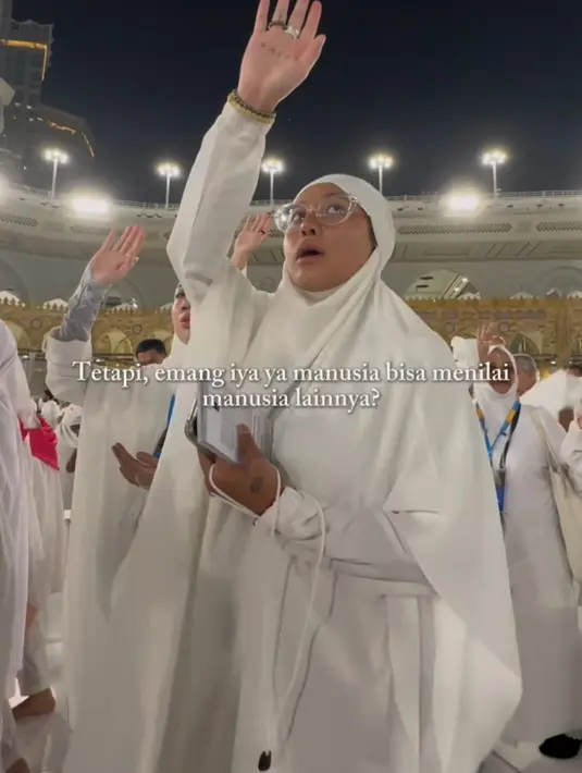 <p>Dia bersyukur telah menjalani ibadah umrah. "Semoga kalian diberikan kesempatan secepatnya mengunjungi Baitullah, pada waktu dan diri yang sesiap-siapnya. Aamiin," tutupnya. (Foto: Instagram/ narinkovilda)</p>