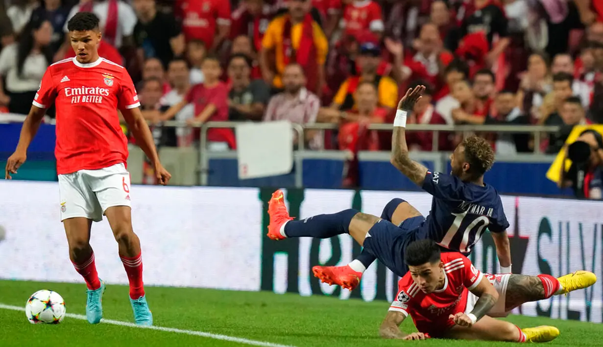 Pemain Paris Saint-Germain (PSG) Neymar (kedua kanan) berebut bola dengan pemain Benfica Enzo Fernandez pada pertandingan sepak bola Grup H Liga Champions di Stadion Luz, Lisbon, Portugal, 5 Oktober 2022. Pertandingan berakhir imbang 1-1. (AP Photo/Armando Franca)