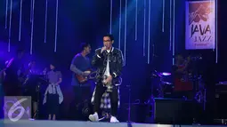 Musisi solois Afgansyah Reza saat mengajak ribuan penonton untuk bernyanyi pada Java Jazz Festival 2016 di Jakarta, Minggu (6/3). Afgan tampil di Java Jazz dengan membawakan lagu 90an. (Liputan6.com/Herman Zakharia)