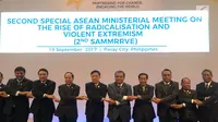 Wakapolri Komjen Polisi Syafruddin (ketiga dari kanan) bergandeng tangan dengan delegasi dalam Forum ASEAN Ministerial Meeting on Transnational Crime (AMMTC), Selasa (19/09). Pertemuan membahas radikalisme dan kejahatan lintas ASEAN. (Liputan6.com/Polri)