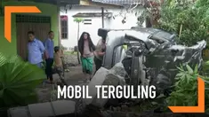Dua minibus di Poliwali Mandar yang membawa pemudik terguling hari Minggu (9/6). Seorang sopir tewas dalam kecelakaan tersebut.
