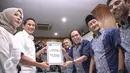 Bakal calon Gubernur DKI Jakarta Sandiaga Uno (kedua kiri) dan istri menerima formulir Ketua Bidang Penjaringan Pemilukada DPD-PD DKI Jakarta, Raja Mantan Purba di DPD Demokrat, Jakarta, Jumat (22/4). (Liputan6.com/Faizal fanani)