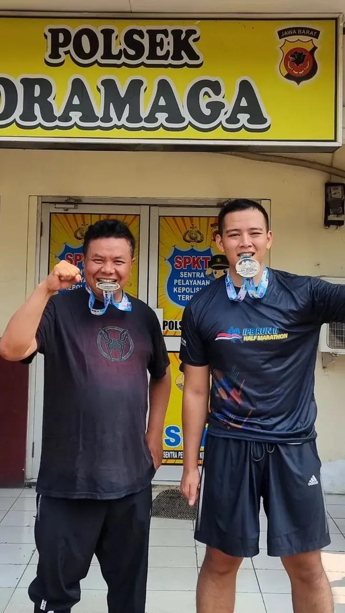 Tak disangka, Hafiz bertemu dengan rekan sesama satu profesinya. Menariknya, Ia ternyata kalah dari seniornya. "𝙎𝙡𝙞𝙙𝙚 10 - Ternyata Pak Kapolsek juga ikut race, sampenya duluan lagi 😬⁣," tutupnya. <br>