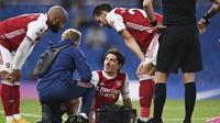 Bek Arsenal, Hector Bellerin (tengah) mendapat perawatan medis usai mengalami cedera saat melawan Chelsea dalam laga lanjutan Liga Inggris 2020/2021 pekan ke-35 di Stamford Bridge, London, Rabu (12/5/2021). Arsenal menang 1-0 atas Chelsea. (AP/Shaun Botterill/Pool)
