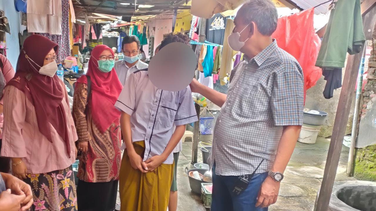 Disdik Surabaya mendatangi rumah siswa korban pemukulan guru. (Dian Kurniawan/Liputan6.com)