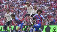 Aksi Hugo Ekitike saat mencetak gol di laga Crystal Palace vs Liverpool di Community Shield di Stadion Wembley, Minggu (10/08/2025). (AP Photo/Dave Shopland).