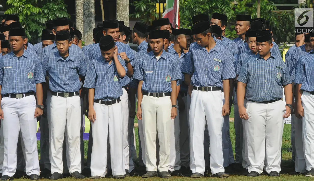 Santri Kota Tangerang Selatan mengikuti apel untuk memperingati Hari Santri Nasional di lapangan Pesantren AL-Amanah AL-Gontroy, Pondok Aren, Senin (22/10). Hari Santri Nasional diperingati setiap tanggal 22 Oktober. (Merdeka.com/Arie Basuki)