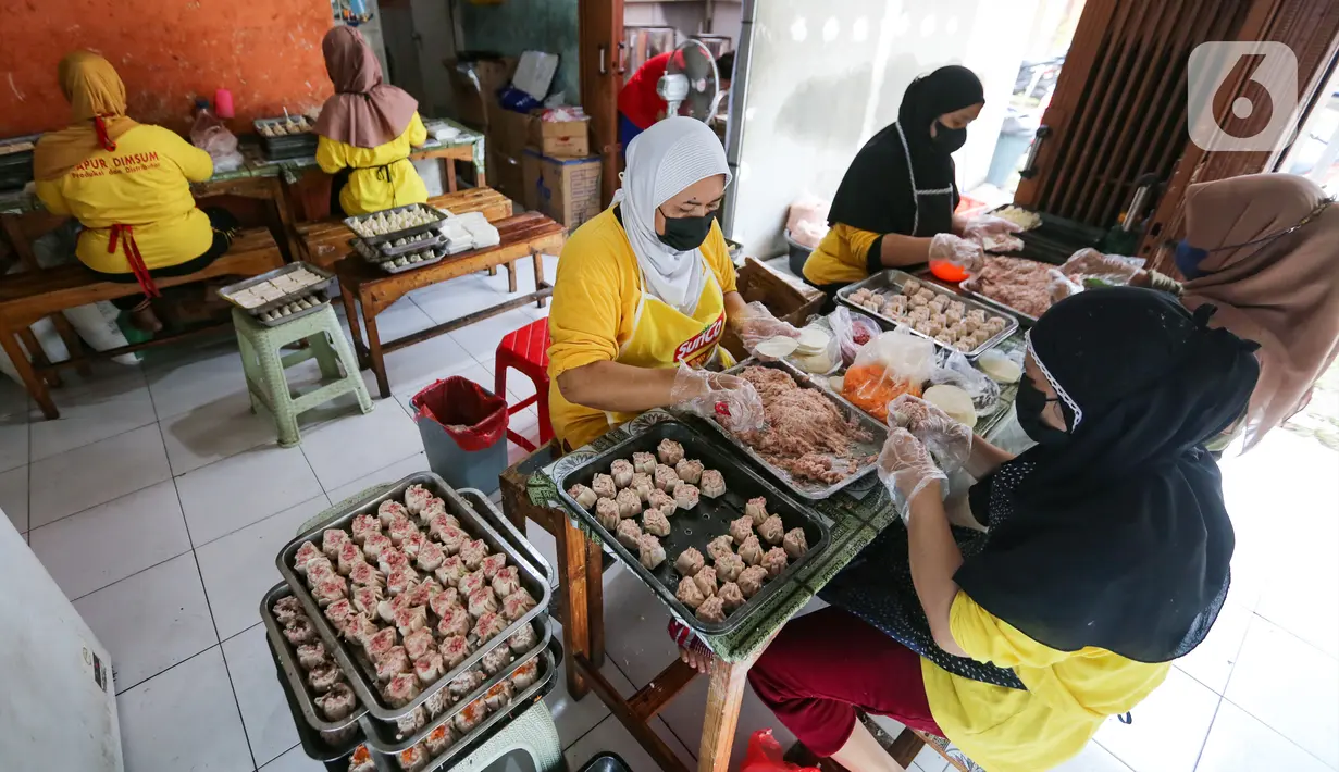 Karyawan membuat dimsum di Griya Dimsum Bunda Imoet, Serua, Tangerang Selatan, Rabu (9/2/2022). UMKM dimsum yang berdiri sejak tahun 2020 di awal pandemi mampu memproduksi lebih dari 100 pak atau lebih dari 1000 buah dimsum per hari. (Liputan6.com/Fery Pradolo)