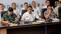 Menko Polhukam Wiranto (tengah) bersama Panglima TNI Marsekal Hadi Tjahjanto (kiri) dan Kapolri Tito Karnavian (kanan) memberi keterangan usai rapat koordinasi tertutup di Kantor Kemenko Polhukam, Jakarta, Selasa (24/9/2019). Rapat membahas isu-isu nasional terkini. (Liputan6.com/Faizal Fanani)