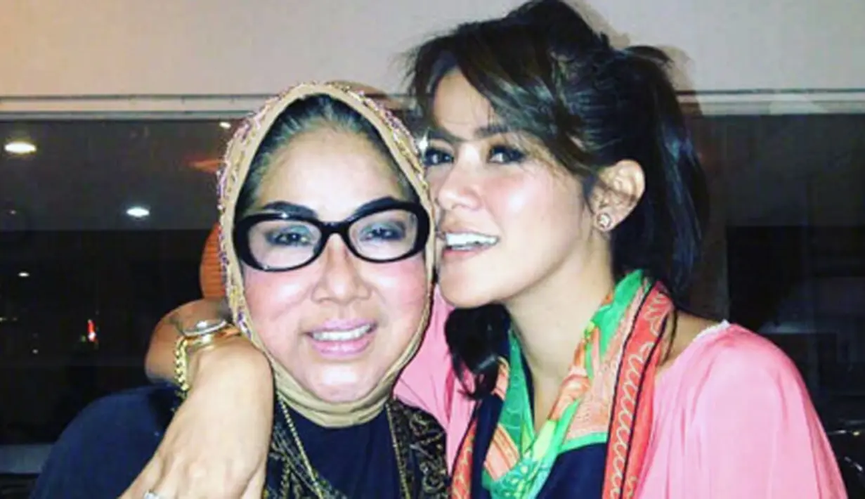 “Selamat hari IBU untuk semua para ibu diluar sana... Semoga aku bisa menjadi IBU terbaik buat anak anakku.. Aamiin...” (via instagram/@ollaramlanaufar)