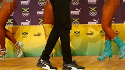 Senyum Usain Bolt saat menari samba saat konferensi pers cabang atletik Olimpiade Rio 2016 di Brasil, (8/8). Bolt pernah mencatatkan waktu 9,58 detik dan 19,19 detik yang diciptakannya pada Kejuaraan Atletik Dunia 2009. (REUTERS/Nacho Doce)
