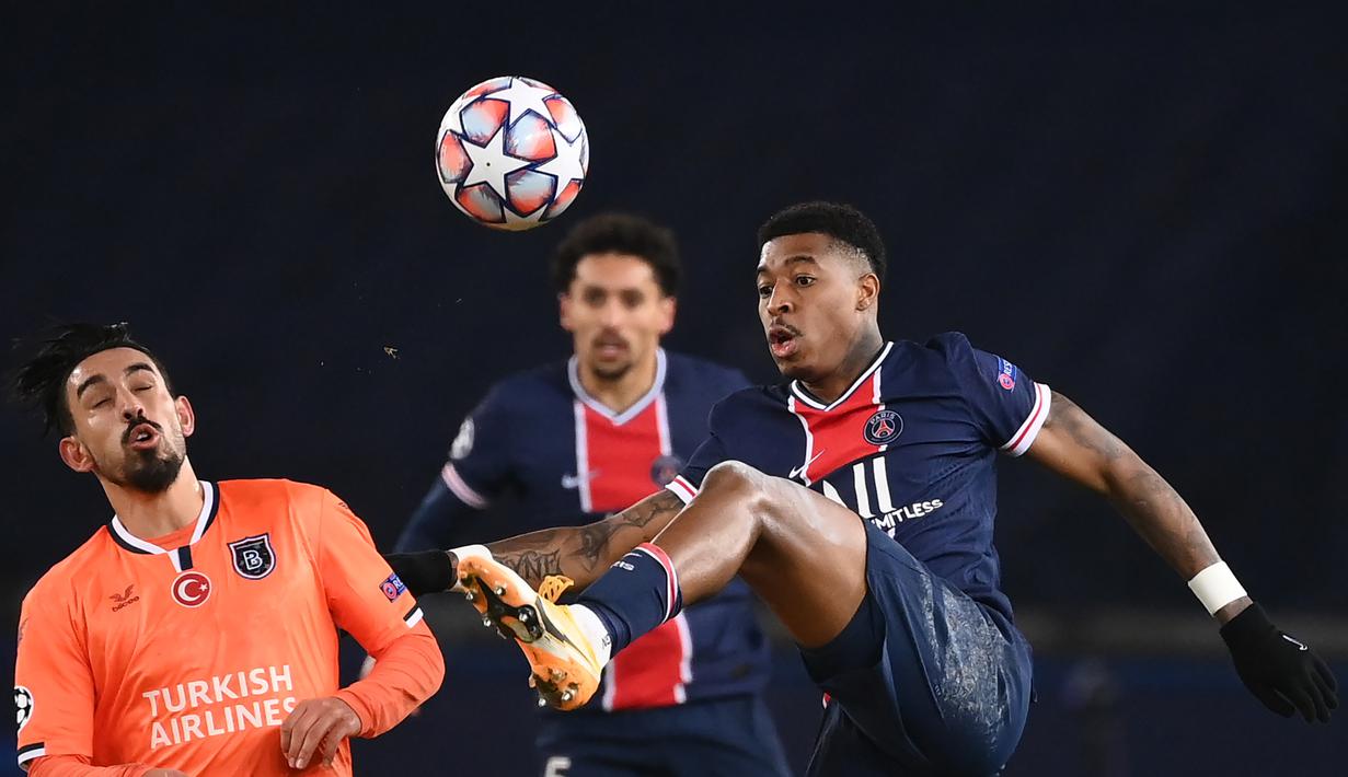 Bek Paris Saint-Germain, Presnel Kimpembe (kanan), mengontrol bola di hadapan gelandang Istanbul Basaksehir, Irfan Can Kahveci, dalam laga lanjutan Liga Champions 2020/21 Grup H di Parc des Princes Stadium , Paris, Rabu (9/12/2020). PSG menang 5-1 atas Basaksehir. (AFP/Franck Fife)