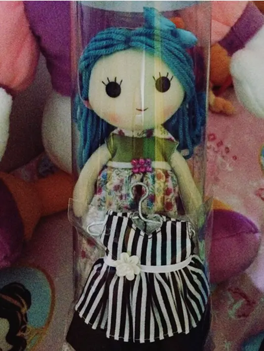 "Tadi malam bunda tidur dikamar dek caca, jadi inget ada kado buat caca kemaren yang belum sempet dimainin#anakmanis" tulis istri komeng dalam akun instagramnya. (Instagram/indradewi2242)