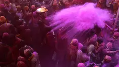 Peserta menaburkan bubuk berwarna selama perayaan Lathmar Holi di Barsana, Uttar Pradesh, India (6/3). Lathmar Holi adalah festival yang dirayakan sebelumnya Holi sebenarnya digelar. (AFP Photo/STR)