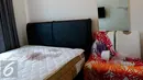 Tempat tidur korban  Yoshimi Nishimura masih terlihat ada bercak darah, Jakarta, Senin (14/9/2015). warga negara Jepang, Yoshimi Nishimura, yang ditemukan tewas di Apartemen Casa Grande beberapa waktu lalu. (Liputan6.com/Yoppy Renato)