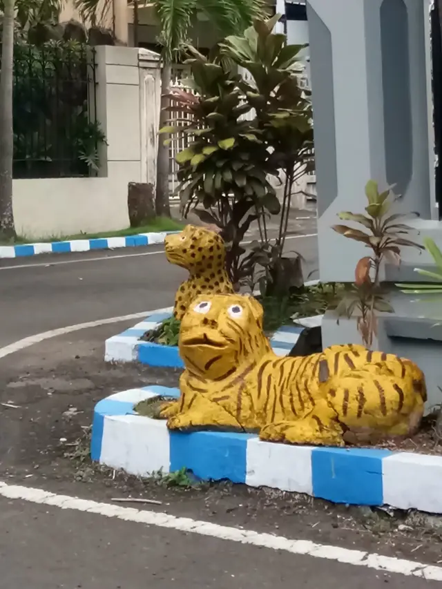 7 Patung Ini Bentuknya Nyeleneh, Tak Mirip Asli Malah Bikin Ngakak