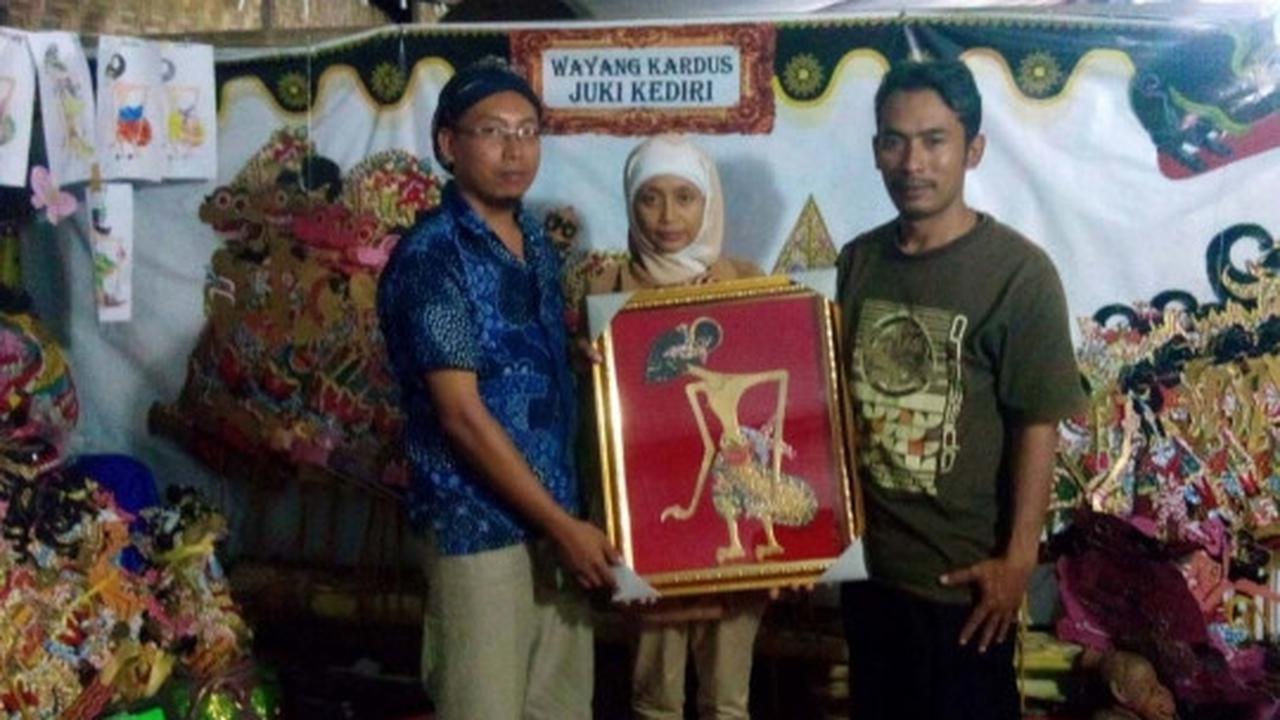 Kisah Juki, lestarikan budaya lewat wayang kardus