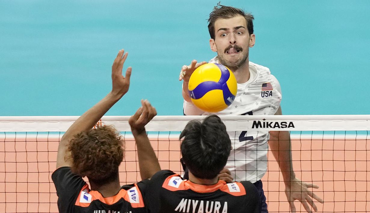Pevoli Amerika Serikat, Aaron Russel, berusaha memasukkan bola saat melawan China pada laga Volleyball Nations League 2022 di Brasil, Jumat (10/6/2022). (AP/Eraldo Peres)
