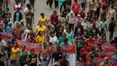 Massa yang tergabung dalam Forpenas membawa spanduk saat menggelar aksi kisruh freeport menuju Istana Negara, Jakarta (16/12). Dalam aksinya meminta DPR jangan melanggar UU bahwa Sidang MKD harus tertutup sesuai dengan UU. (Liputan6.com/Faizal Fanani)